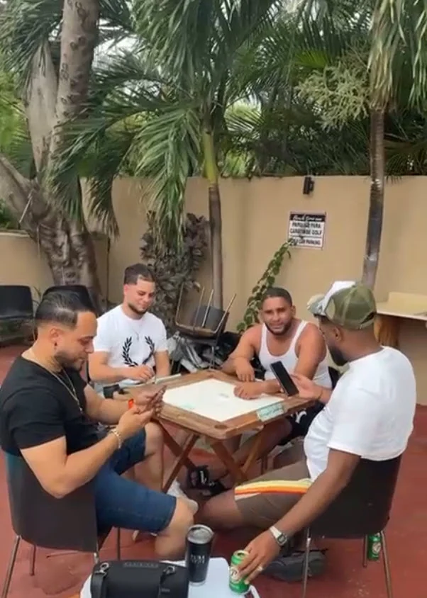 Groupe jouant aux dominos