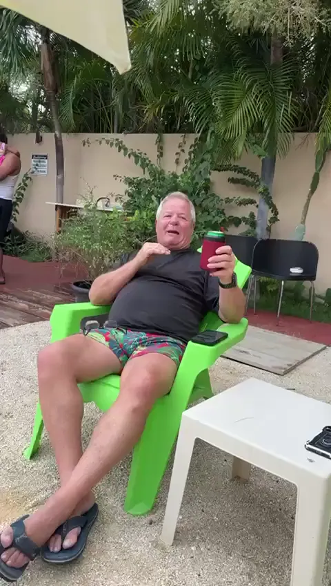 Client satisfait sur chaise de plage